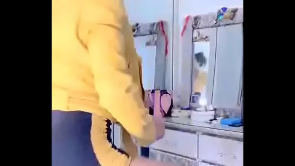 Morena rabuda dançando sem calcinha