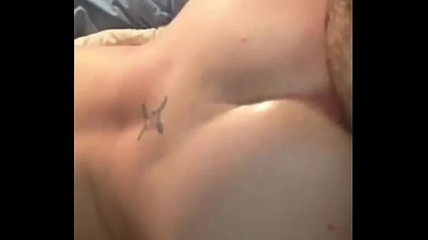 Gordinha gostosa demais perdendo todas as pregas do cu.