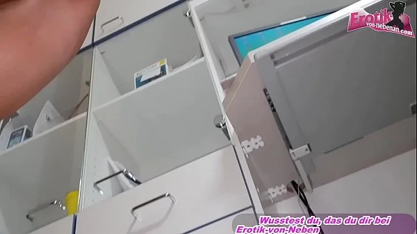 Deutsche Frau Doktor fickt patienten in der Arzt Praxis