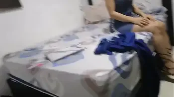 No Quiere Que El Esposo Se Entere Lo Que Le Hace Al Hijastro Mientras Trabaja