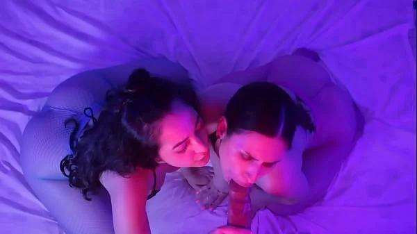 EMME WHITE E LISXXX, DUAS MORENAS GOSTOSAS CHUPANDO UM DILDO EM POV ENQUANTO GUIAM A SUA PUNHETA