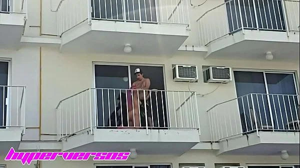 Parejita caliente se pone a follar en el balcón del hotel en Acapulco, la camare se da cuenta y no les dice nada
