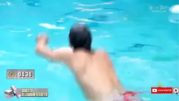 Samira se le cae el sujetador y se le ve todo.