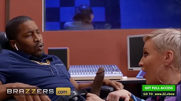 Interracial Rough Sex With Horny Blonde MILF (Ryan Keely) - Brazzers