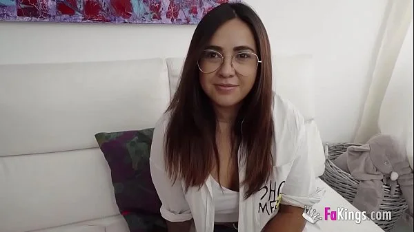 I'VE NEVER BEEN ASSFUCKED. Chubby Andrea needs help