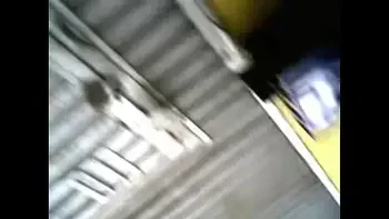 espiando bajo faldas