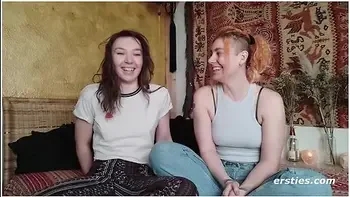 Zora Und Innana Squirting Wahrend Lesbensex