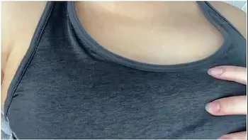 スホフラの上からおっはい刺激してたら興奮してきてイっちゃった With Sports Bra