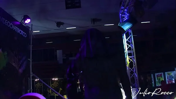 Las hermanas Ortega follando un pollón en público