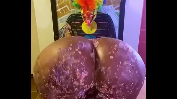 Victoria Cakes give Gibby The Clown a great birthday present