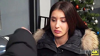 Smart Brunette Sucks Boner Of Collector To Make Him