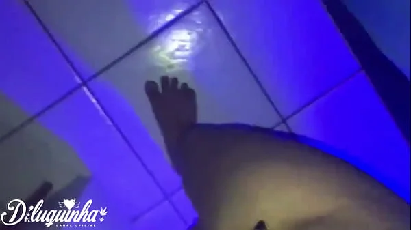 Putinha trapstar atrapalha seu boy-gamer enquanto ele joga