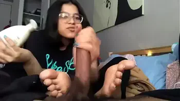 Chica hermosa con pies deliciosos masturba a chico