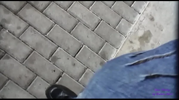 Una giovane bionda in cambio di soldi si fa toccare e inculare in un sottopassaggio