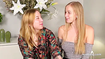 Zwei Hubsche Bayerische Madchen Haben Heiben Spab In Berlin