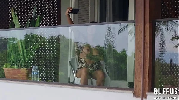 Espionando a vizinha vadia se masturbando na varanda