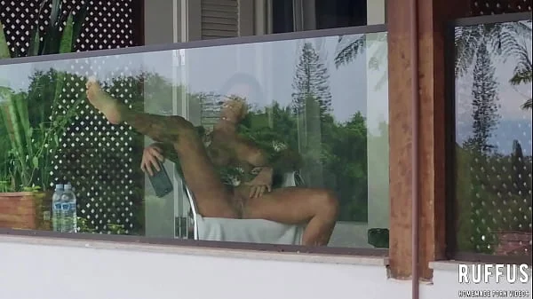 Espionando a vizinha vadia se masturbando na varanda