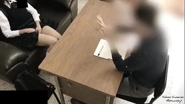 PROFESOR de Matemáticas se COGE a su ALUMNA en su OFICINA, Ella le Pide Ayuda, le Ofrece el Culo para Obtener Mejores CALIFICACIONES y le CHUPA la VERGA para Convencerlo !! Estudiantes Mexicanas! / Math Teacher Fucking Latina !