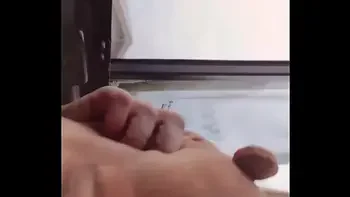 Sem calcinha no onibus... provocando ao passageiro do lado e deixando ele tocar a ppkinha .... quer ver o video completo??... : bolivianamimi