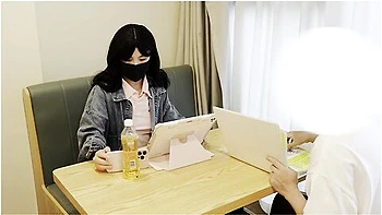 自习室的秘密偷偷钻在桌子下口交