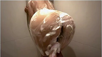 Enaknya !!! Mandiin Sambil Ngentotin Binor Toge