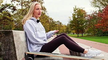 Mit Spruhsahne Macht Die Zierliche Nattie Ihren Riesen-dildo Feucht Fur Einen Heiben Ritt