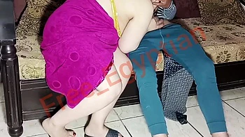 Her Stepsons Friend Entered Her While She Was Leaving بتتناك من صاحب ابنها بالعافية وبصوت واضح