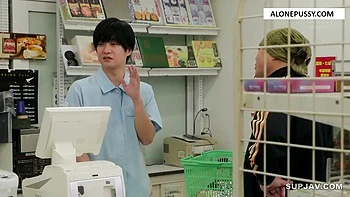 Im Just An Ordinary Convenience Store Clerk Working In The Downtown Area, But I Fell In Love With A Popular Hostess With A Great Figure