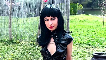 Cherry gives us the keys to Budapest ... - Jacquie et Michel TV