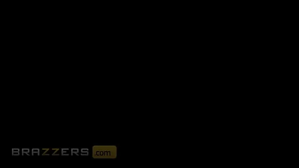 (Scott Nails) Catches Sexy Indica Monroe Doing A Too Hot To Handle Yoga Routine - Brazzers
