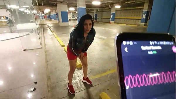 Martinasmith squirting at the Mall parking lot