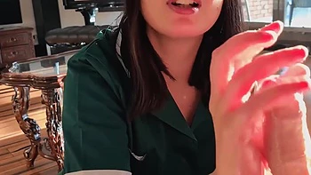 la soubrette sert de poupée sexuelle