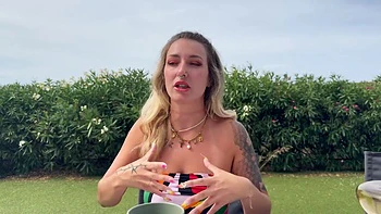 Mila, 34, comes to live her experiences in the South ... - Jacquie et Michel TV