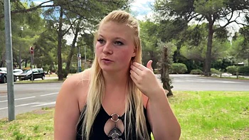 Queen, 20 years old, sublime beginner in X! - Jacquie et Michel TV