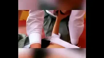 Alumnas Lesbianas Besándose Atrás de los Salones! Alumno Graba a DOS Estudiantes Lesbianas FAJANDO Atrás de los Salones, Las y las CONVENCE para COGERSELAS y Hacen un Trío Dentro de la Escuela! Sexo Publico!VOL2