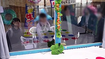 251130男女でツイスターゲームをプレイg4