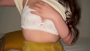 清楚な美女がキスや愛撫に塩対応で仕方なしクールなハメ撮りエッチ