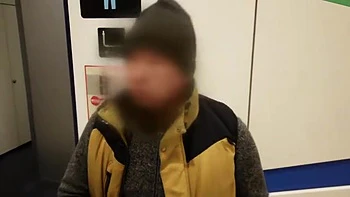 ミニスカ美女が中年男とデートしてホテルでセクシー紐パンティチラリ