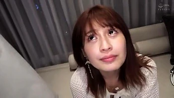 色白美肌の美形お姉さんがパイパンを手マンされて腰クネクネで艶やかに感じる