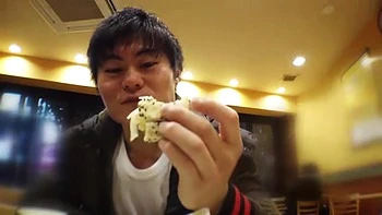 ガールズバーで働くギャル系美女がナンパされて唾液の音響くディープスロートフェラ