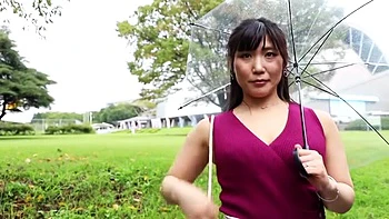 エッチ大好きムチムチボディの人妻が吸い付きフェラして自らオマンコいじる