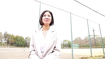 爽やか系スレンダー美人妻が手マンで艶やかに感じて笑顔でフェラ