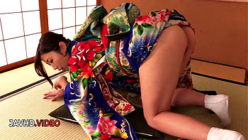 Passionate JAV Star in Kimono Gives Seductive Blow Job