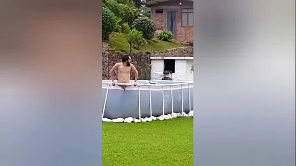 Mi vecina me estaba grabando mientras yo estaba desnudo en mi finca así que me la llevé a adentro de la casa y me follé su coño y la dejé llena de semen