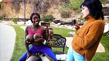 Nasty Old Bench Flashing - Thick-thigh Jogger Gets A Surprise