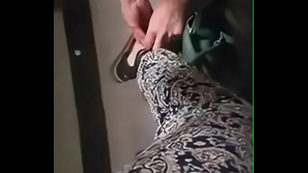 مستريس عربيه تقوم بذل كلبها وخادمها وتشتمه وتسبه في مكان عام الجزء التاني