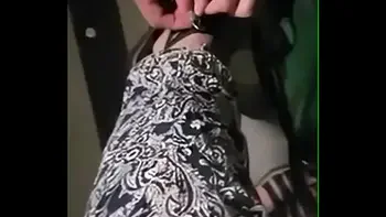 مستريس عربيه تقوم بذل كلبها وخادمها وتشتمه وتسبه في مكان عام الجزء التاني