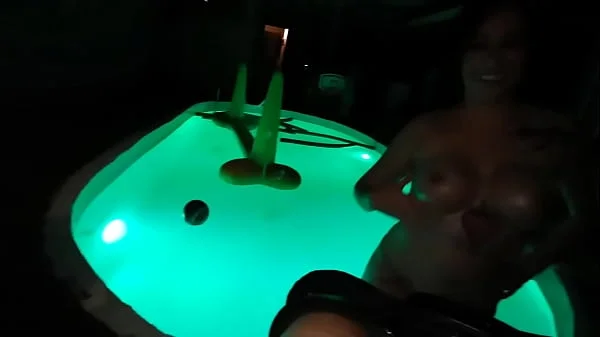 Me cogen duro en una alberca mientras masturbo otros hombres y se vienen en mis manos