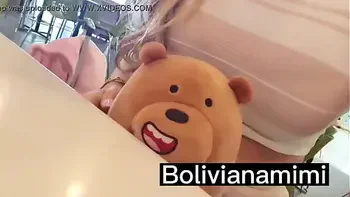 Sem calcinha no aeroporto de Cancun    Video completo no bolivianamimi.tv