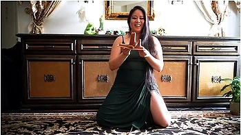 Dominatrix Mara In Miss Mara Tests 3 New Attachments - A Motorbunny Unboxing